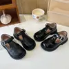 Sapatos de couro para meninas, sapatos de princesa infantis, sapatos Mary Jane, novos sapatos de performance retrô estilo britânico para primavera e outono, com sola macia, para meninas pequenas