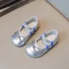 Zapatos pequeños de cuero versátiles y ligeros con correa elástica, estilo coreano, para niñas, otoño 2026, zapatos plateados de princesa a la moda para actuaciones