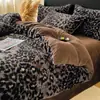 Lujoso y elegante juego de ropa de cama de cuatro piezas con pelo de conejo, estampado de leopardo y terciopelo de leche, con una funda nórdica gruesa de vellón de coral de doble cara y sábana bajera para otoño e invierno