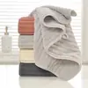 Toallas de coralina transfronterizas, adecuadas para uso doméstico, absorbentes, sin pelusa, suaves y disponibles en diseños de rayas de colores dulces.; un juego de toallas de baño