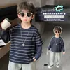 Camiseta Listrada de Manga Longa Falsa Duas Peças Estilosa e Bonita para Meninos Outono Camada Base de Algodão Puro para Crianças Moletom Bonito para Primavera e Outono de Meninos