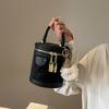 Bolsos Mini Populares para Mujer de Este Año 2025 Nuevo Diseño Nicho Bolso Cruzado Estilo Caliente de Celebridad de Internet Bolso Satchel Tipo Cubo