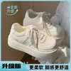 Tênis brancos femininos de sola grossa, mocassins casuais versáteis com cadarço que aumentam a altura, sapatos da moda, novo calçado feminino primavera/verão 2026