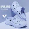 Zapatos de Agujero Antideslizantes para Hombre Verano 2026 Nuevo Estilo Deportivos Casuales Zapatos de Playa Suela Gruesa que Aumentan la Altura Puntera Cerrada Chanclas para Uso en Exteriores