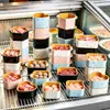 Acompanhamentos de hot pot de frutos do mar estilo barraca de comida Haidilao: pratos em camadas, almôndegas, carne bovina, tigelas de sangue de pato, macarrão, tigelas de sobremesa