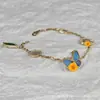 Pulseira Fina de Flor em V com Trevo de Quatro Folhas Banhada a Ouro com Cinco Flores, Espessamente Banhada a Ouro 18K, Trevo de Quatro Folhas Natural de Madrepérola Branca Pulseira da Sorte