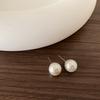 Pendientes de botón de perla de estilo ecuestre de moda de lujo ligero de alta calidad para otoño e invierno, diseño de nicho de celebridad de Internet, pendientes para socialité