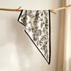 Pañuelo triangular de seda sintética con patrón geométrico único, accesorio versátil para el cabello estilo coreano, cinturón, pañuelo de seda pequeño, pañuelo para la cadera, pañuelo para el cuello al por mayor