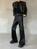 Pantalones casuales punk de cuero PU de alta gama con diseño deconstruido único para hombre, pantalones largos elegantes y modernos de otoño