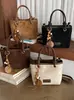 Bolso Cubo Retro de Color Sólido de Alta Gama para Mujer Otoño 2026 Nuevo Bolso Cruzado de Hombro Versátil Casual con Colgante
