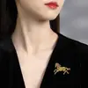 Broche del Zodiaco Retro de Éxito Instantáneo Broche de Animales Esmaltado de Moda Pin Elegante de Caballo Galopante Accesorios para Hombres