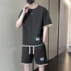 Traje de verano de seda helada para hombre con manga corta y shorts casuales, estilo delgado de moda, un atuendo deportivo elegante para chicos guapos