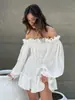Vestido corto de mujer con mangas abullonadas y hombros descubiertos, con bordes de volantes, escote sin tirantes, cordón y detalles plisados