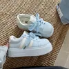 Sapatos Originais de Solado Grosso Estilo Coreano 2026 Novos Outono Versáteis Sapatos Brancos Casuais para Estudantes Nicho Versáteis Tênis de Board Femininos