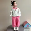 Conjunto de Gatinho Vazado com Manga Sino Estilo Coreano para Meninas Estilo Primavera/Outono 2026 Novo Conjunto de Duas Peças Estiloso para Menininhas Tendência