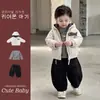 Conjunto infantil de otoño e invierno: Chamarra acolchada con capucha, estilo casual, con diseño tridimensional de peces, y pantalón a juego de pierna curva - un conjunto de tres piezas para niños pequeños