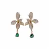 Aretes Colgantes de Flor Chapados en Oro Real de 18K, Lujo Ligero, Gama Alta, Modernos, Aretes Sencillos, Joyería de Cuello Versátil y Exquisita para Mujeres