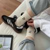 Calcetines de algodón cómodos para mujer, con dibujos animados, bordados a juego, estilo universitario, sencillos, de estilo coreano, con punta de tubo mediana.