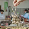 Cascabel Campana de Mano Carrillón Colgante de Bolsa Hecho a Mano Rayo de Sonido Cascabel Colgante Fruta Negra Indonesia Cáscara Fábrica Venta al por Mayor