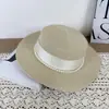 Elegante sombrero de paja de ala plana estilo francés para mujer, modelo nuevo con cinta y perlas, ala ancha para protección solar, adecuado para vacaciones en la playa y ropa de playa.