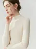 Suéter 100% caxemira pura para mulheres, com gola alta discreta, corte ajustado e design em malha canelada, perfeito para outono e inverno, oferecendo um visual estiloso e versátil para o dia a dia