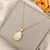 Cadena para Clavícula de Flor Fresca de Lujo Ligero Chapada en Oro Colgante de Aire Estilo Corte Vintage Collar con Incrustaciones de Imitación de Jade Hetian para Mujer