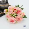 Escena de boda con diseño de flor de peonía multicapa de 5 cabezas, arreglo para mesa de decoración, novia sosteniendo flor, Philippos de simulación