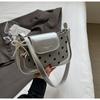 Bolso pequeño de alta gama transfronterizo para mujer 2024 nuevo diseño de alto valor bandolera baguette de hombro axilar lunares ola bolso de mensajero