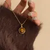 Colgante de Ojo de Tigre Dorado Maillard de Alta Gama Cadena Larga para Suéter Lujo Accesible Apilamiento Collar de Nicho Otoño e Invierno Retro