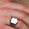 Europa e Estados Unidos joias transfronteiriças anel de pedra preciosa plana hexagonal com padrão retrô fabricantes joias atacado anel de moda masculina