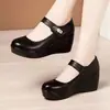 Sapatos plataforma bico redondo estilo "mom" para mulheres, novo modelo outono 2026, impermeáveis, com sola grossa, sapatos de salto plataforma antiderrapantes para meia-idade e idosos
