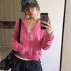 Nueva moda de primavera y otoño: Sudadera con capucha de estilo americano de moda para mujer, con un diseño único y un color rojo rosa que hace que la piel se vea más clara