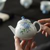 Tazón cubierto de pie alto con pequeña flor azul pintado a mano, taza de té, juego de té kung fu, tetera de cerámica, color bajo cubierta, taza para té de burbujas, tetera de mano antiquemaduras