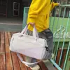 Nueva bolsa deportiva y de fitness, elegante bolsa de viaje con estampado de logo, separación de seco y húmedo, bolsa cruzada de gran capacidad para yoga y natación