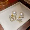 Brincos de Letra com Zircônia e Pérola Agulha de Prata, Elegantes e Versáteis, Brincos Estilo Chanel, Brincos da Moda de Luxo Leve de Alta Qualidade Atacado