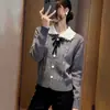 Cardigã de tricô com gola Peter Pan e laço estilo college para mulheres, jaqueta suéter versátil estilo coreano para outono/inverno, top curto