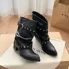 Lan Gui~Botas Curtas Ocidentais Plissadas e Franzidas Femininas 2026 Novo Estilo com Salto Escondido, Fivela, Bico Fino e Rebites, Bota para Calça
