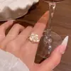 Anel de camélia de pérola suave estilo francês para mulheres, novo modelo 2026, design de nicho de luxo leve, anel requintado popular para o dedo indicador