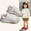 Zapatos para niños, zapatillas de entrenamiento rojas de suela blanda para niñas, modelo nuevo de otoño 2026 para estudiantes, zapatillas deportivas transpirables de malla para niños