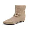Botas de tornozelo femininas retrô, bico fino, plissadas, de camurça, coleção de outono 2026, versáteis e estilosas, incrivelmente chiques, botas da moda