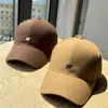 Gorra de béisbol de lana simple estilo coreano bordada con letras, gorra versátil para pareja, ala ancha, estiliza el rostro, gorra de mujer de moda