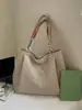 Bolsa de mano con estampado floral estilo bosque y correas anchas, un diseño fresco y artístico que complementa cualquier atuendo, perfecta para mujeres jóvenes con estilo y para el uso diario.