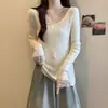 Roupas femininas de nicho: blusa de tricô com decote em V de renda vintage que esconde a barriga, modeladora e valoriza a silhueta, adequada como peça básica
