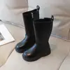 Botas de Couro Infantis 2025 Inverno Quente Novo Estilo Botas Casuais de Equitação Estilo Coreano para Meninas Botas de Cano Alto Finas de Veludo para Meninas Pequenas
