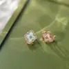 Moda Vintage Brati Aretes de Fritillaria Blanca Natural Hierba de Cuatro Hojas Hebilla de Oreja de Cruz para Mujer Accesorios Estilo Buchia