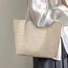 Bolsa de Mão em Couro Macio 2026 Novo Modelo de Luxo Tecida Grande Capacidade Bolsa Tote Casual para Computador Bolsa de Ombro Feminina