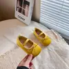 Sapatos baixos lisos de cor única para meninas 2026 primavera e verão fofo laço princesa pequenos sapatos de couro pequenos, médios e grandes sapatos de feijão para crianças