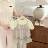 Conjunto de Verano para Bebé: Conjunto de Dos Piezas: Camiseta de Color Sólido y Falda con Tirantes a Rayas para Bebés y Niños Pequeños