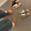 Sandalias planas de dedo con anillo para el dedo estilo pequeña fragancia de celebridad de internet para mujer, verano, exterior, nuevo estilo 2026, con faldas, chanclas de vacaciones en la playa