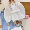Conjunto de Ropa Nuevo para Niñas Primavera y Otoño 2026: Conjunto de Dos Piezas: Blusa Estilo Muñeca con Encaje Bordado y Mangas Acampanadas + Jeans